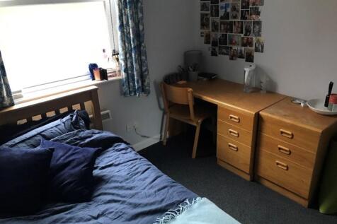 A cozy double bedroom featuring a comfortable b...