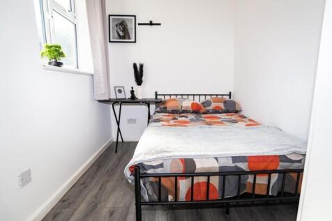 A cozy double bedroom featuring a comfortable b...