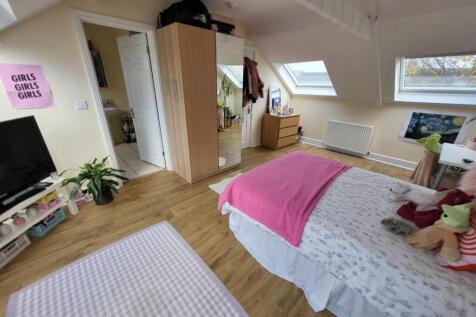 Bright and inviting double bedroom featuring am...