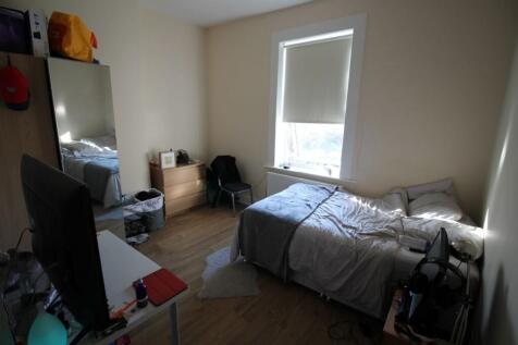 A cozy double bedroom featuring a comfortable b...