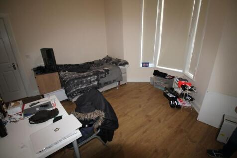 A cozy double bedroom with ample space for stud...