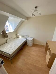 A cozy double bedroom featuring a spacious layo...