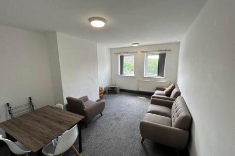 A spacious and inviting large modern living roo...