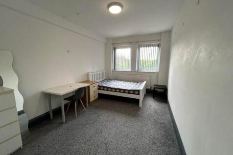 A bright and spacious double bedroom with essen...
