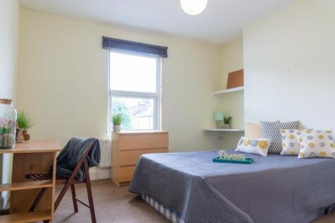 Bright and inviting double bedroom featuring am...