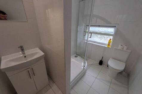 A bright and clean modern bathroom featuring a ...