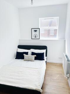 Bright, tidy double bedroom with contemporary b...