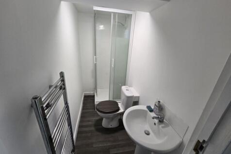 This well-maintained bathroom features modern f...