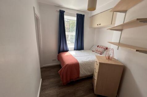 A cozy double bedroom featuring a comfortable b...