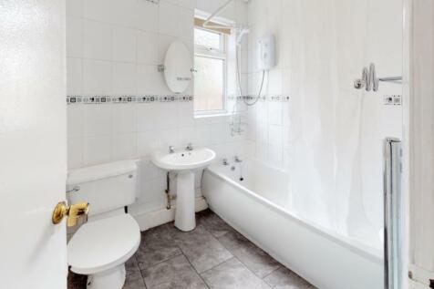 Bright and clean bathroom suite featuring a ful...