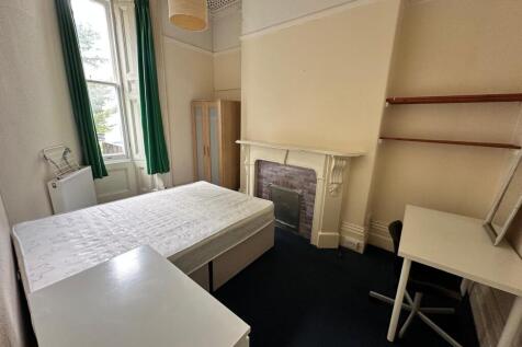 A bright and tidy double bedroom with ample spa...