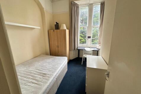 A cozy double bedroom featuring good natural li...
