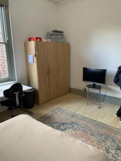 A cozy double bedroom featuring a well-organize...