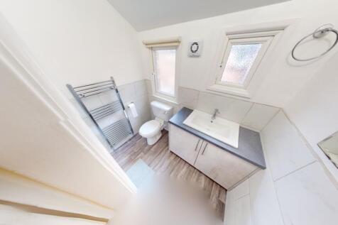 Bright and clean bathroom suite featuring a mod...