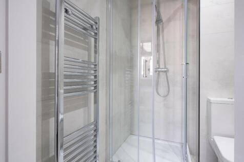 A modern and clean bathroom featuring a spaciou...