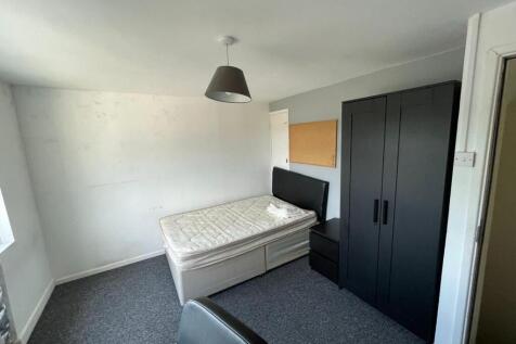 A cozy double bedroom featuring a comfortable b...