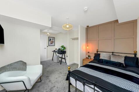 This beautifully designed double bedroom featur...