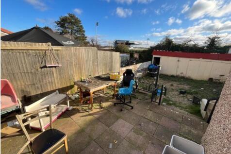 A spacious garden area with plenty of sunlight,...