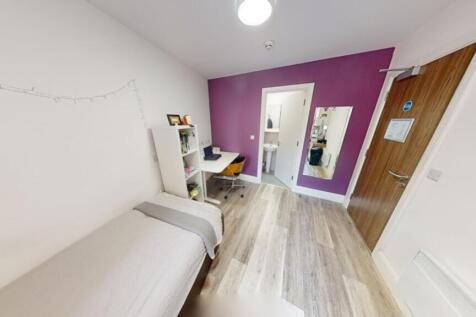 A well-presented double bedroom featuring a coz...
