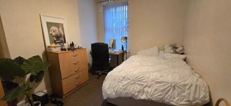 A cozy and inviting double bedroom with good na...