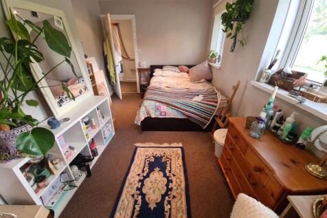 A cozy and well-maintained single bedroom featu...