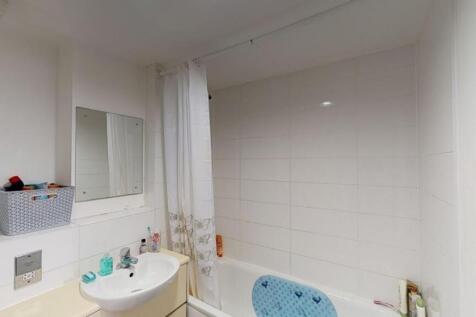 Bright and clean bathroom suite featuring a bat...