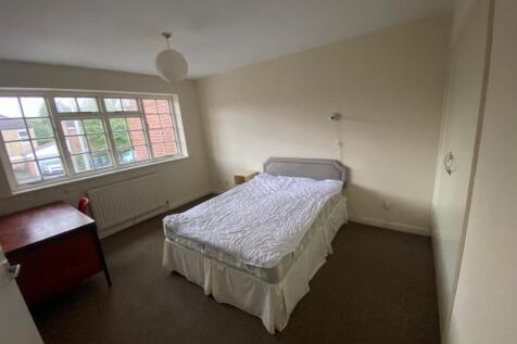 A spacious and bright double bedroom perfect fo...