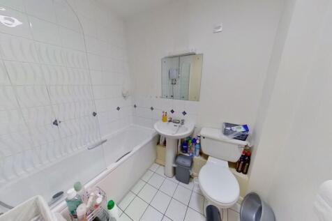 Bright and clean bathroom suite featuring a ful...