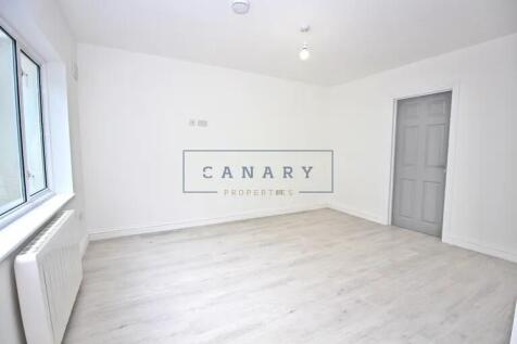 A bright and clean single bedroom featuring fre...