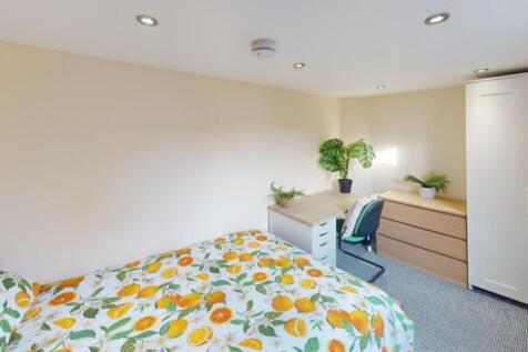 This bright and inviting double bedroom feature...