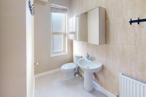 Spacious bathroom featuring a well-maintained s...