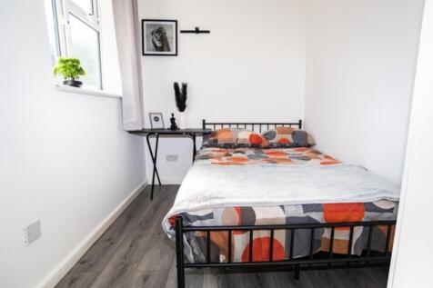 This cozy double bedroom features modern decor,...