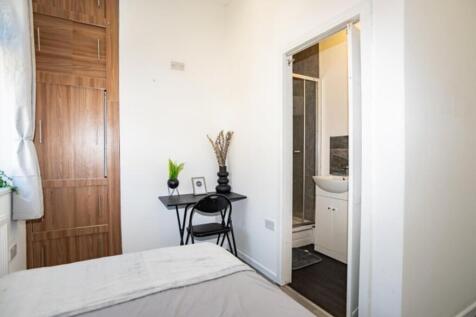 A cozy double bedroom featuring a comfortable b...