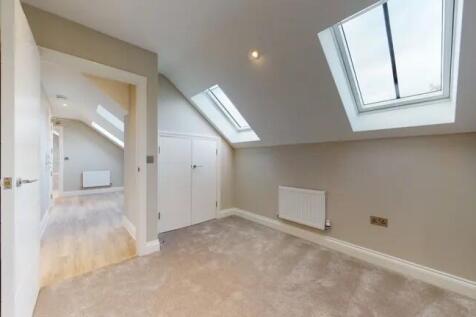 Bright, clean single bedroom with plush carpeti...