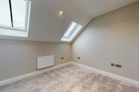 A bright and clean single bedroom with modern s...