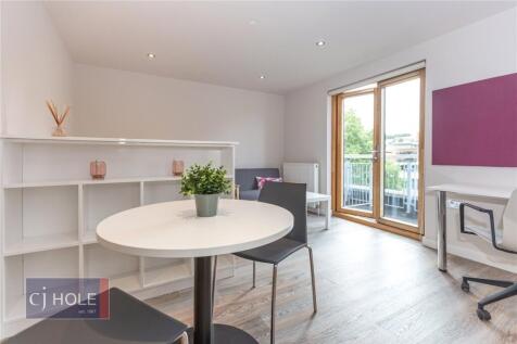 Bright and tidy single bedroom featuring a well...