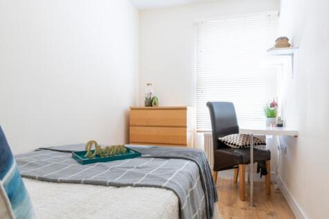 A cozy double bedroom featuring a comfortable b...