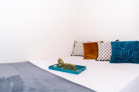 This cozy double bedroom features a spacious la...