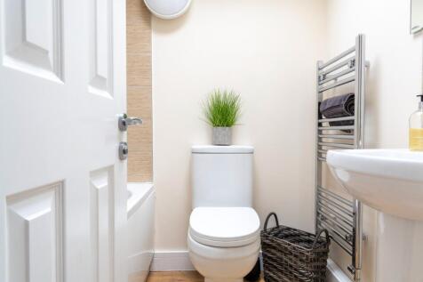 This well-maintained bathroom features modern f...