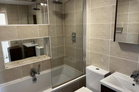 This modern bathroom suite features a sleek des...