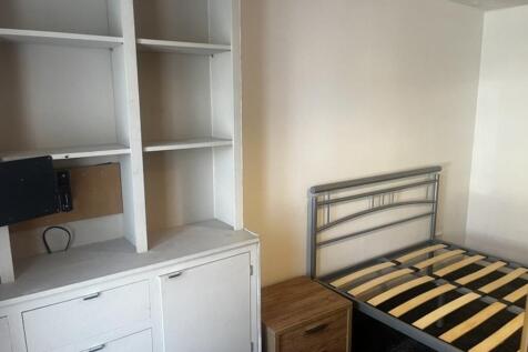 A cozy double bedroom featuring a spacious layo...
