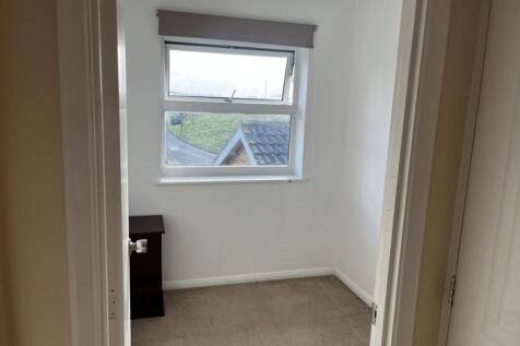 A cozy double bedroom featuring a window that i...