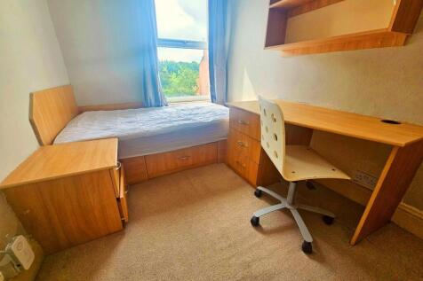 A neat and well-maintained single bedroom featu...