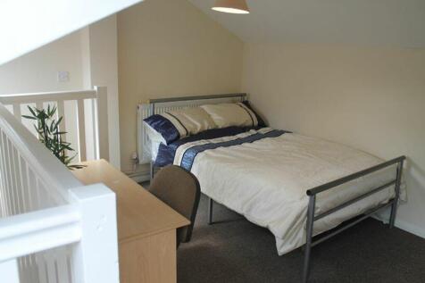 A cozy double bedroom featuring a comfortable b...