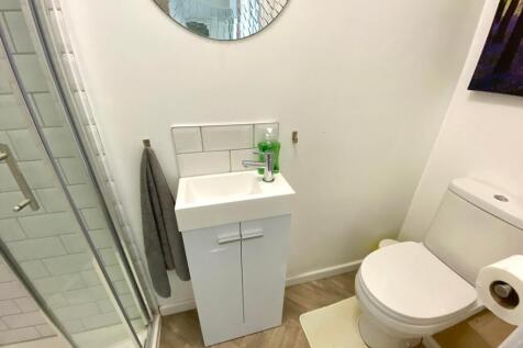 A modern and clean bathroom featuring a spaciou...