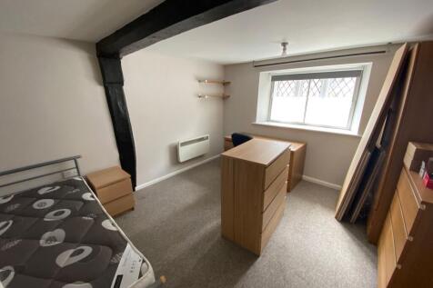 A neat and well-maintained single bedroom featu...