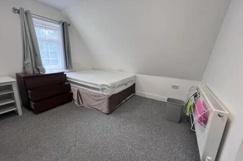 Bright and tidy single bedroom featuring a comf...
