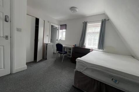 Bright and tidy single bedroom featuring a comf...