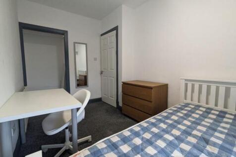 A spacious and bright double bedroom perfect fo...
