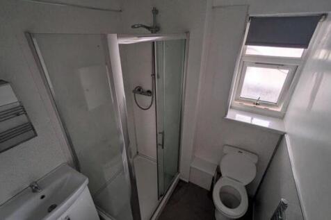 A clean and functional bathroom featuring a mod...